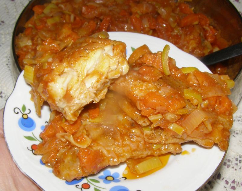 Smażony dorsz w sosie z cebuli,porów,pomidorów Smażony dorsz w sosie z cebuli,porów,pomidorów
