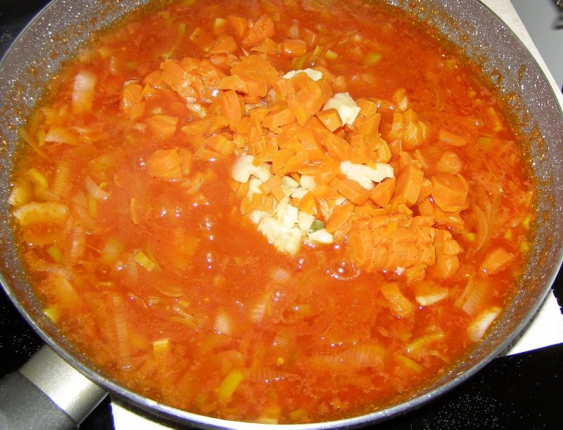 Smażony dorsz w sosie z cebuli,porów,pomidorów