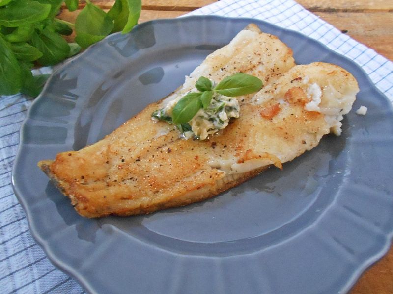 Smażony halibut z bazyliowym masłem Smażony halibut z bazyliowym masłem