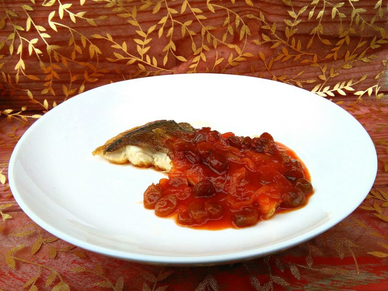 Smażony karp w sosie rodzynkowym