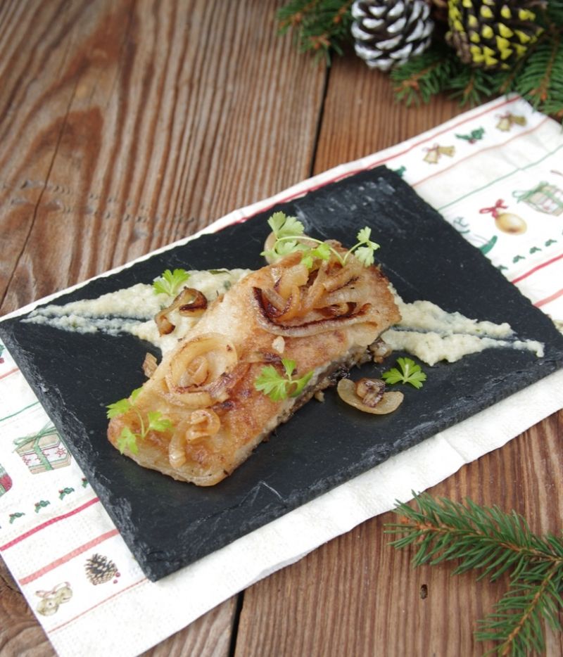 Smażony karp z karmelizowaną cebulą