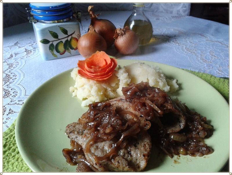 Smażony kotlet z szynki z konfiturą z cebuli