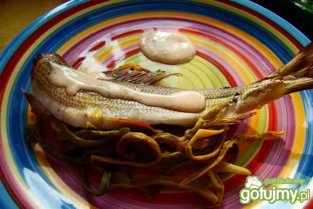 Smażony lipień z sosem i fasolką  Smażony lipień z sosem i fasolką