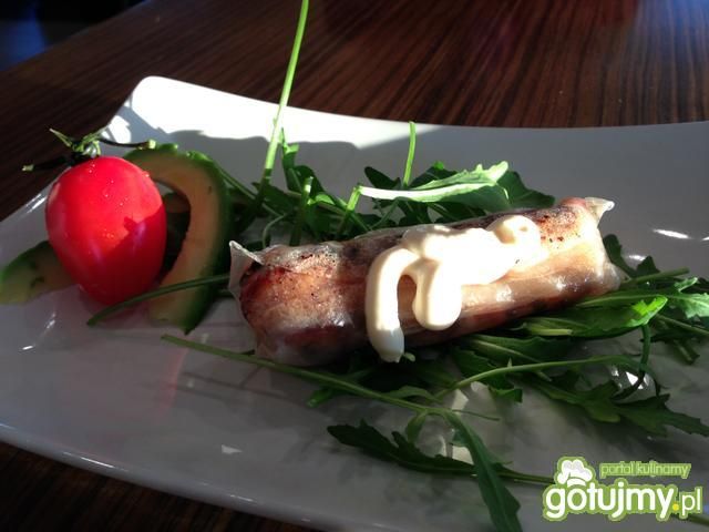 Smażony łosoś w papierze ryżowym.  Smażony łosoś w papierze ryżowym.