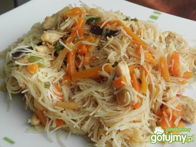 Smażony makaron chiński z kurczakiem .