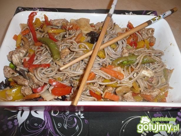 Smażony makaron gryczany z warzywami