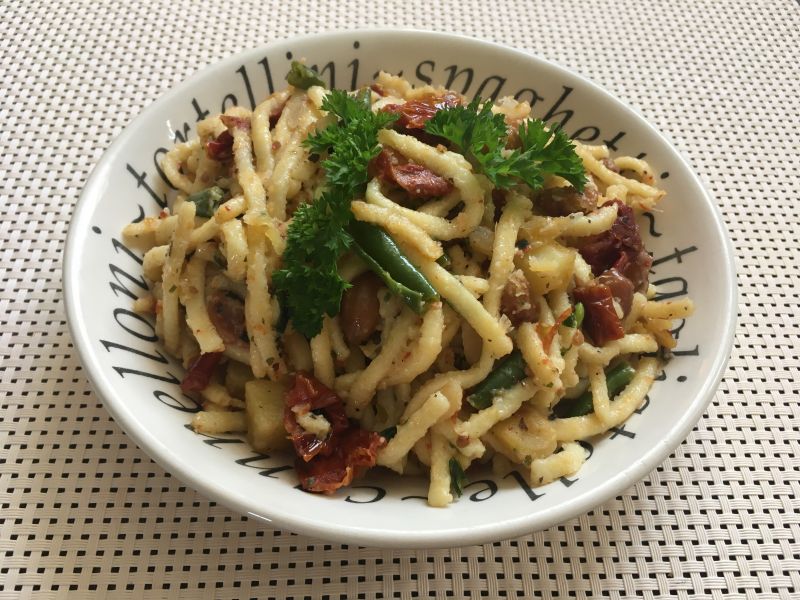 Smażony makaron z fasolą i suszonymi pomidorkami Smażony makaron z fasolą i suszonymi pomidorkami