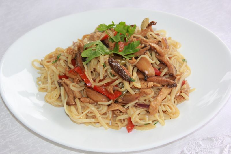 Smażony makaron z grzybami shitake Smażony makaron z grzybami shitake