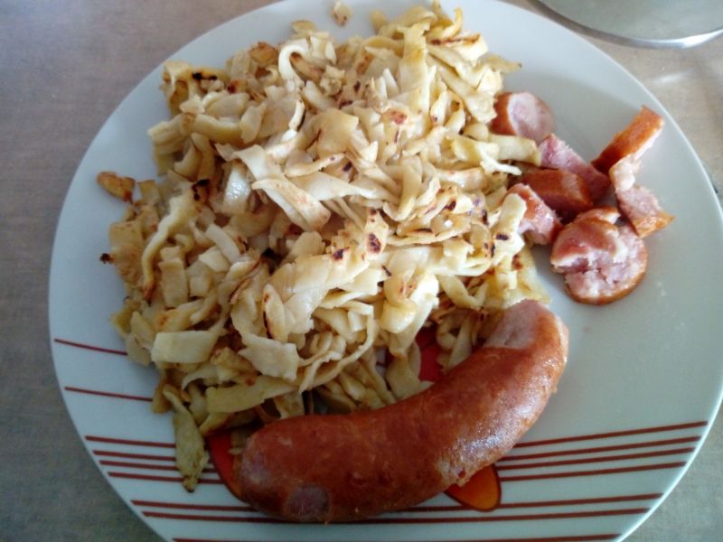 Smażony makaron z kiełbasą