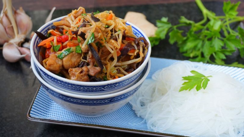 Smażony makaron z kurczakiem po chińsku