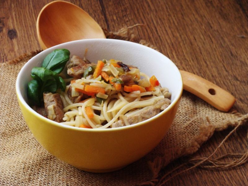 Smażony makaron z warzywami  Smażony makaron z warzywami