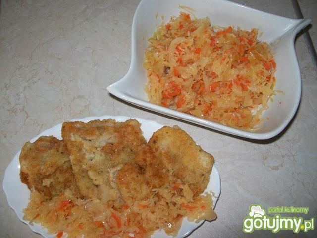 Smażony mintaj z surówką