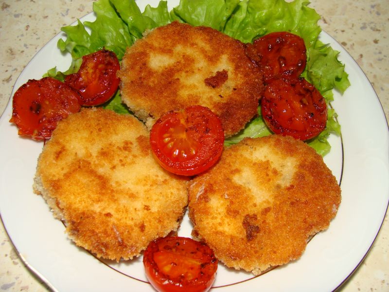 Smażony oscypek z pomidorkami