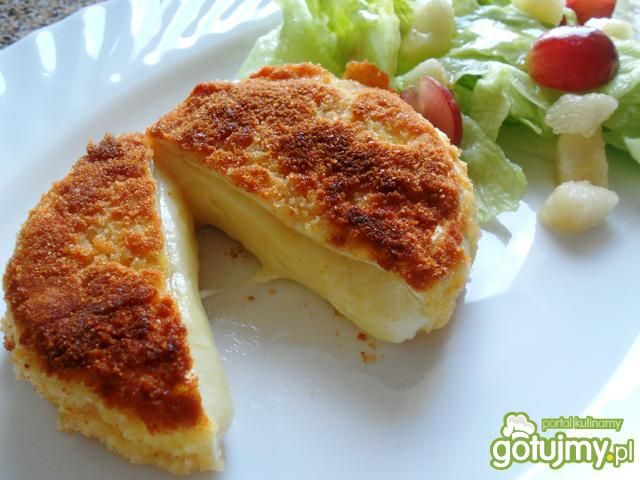 Smażony panierowany camembert