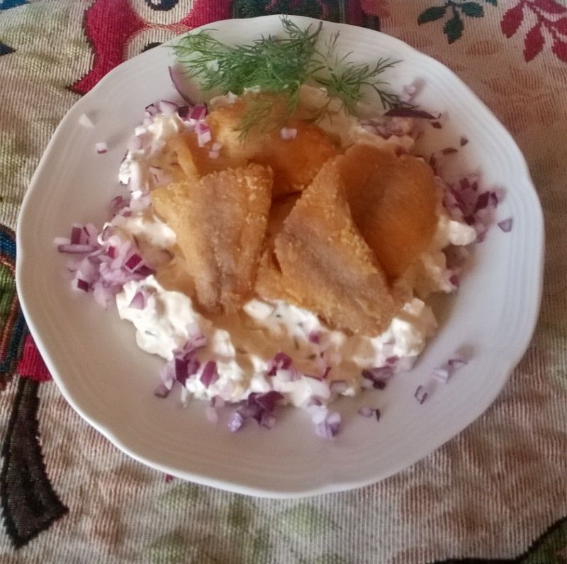Smażony pstrąg  w sosie jajecznym Smażony pstrąg  w sosie jajecznym