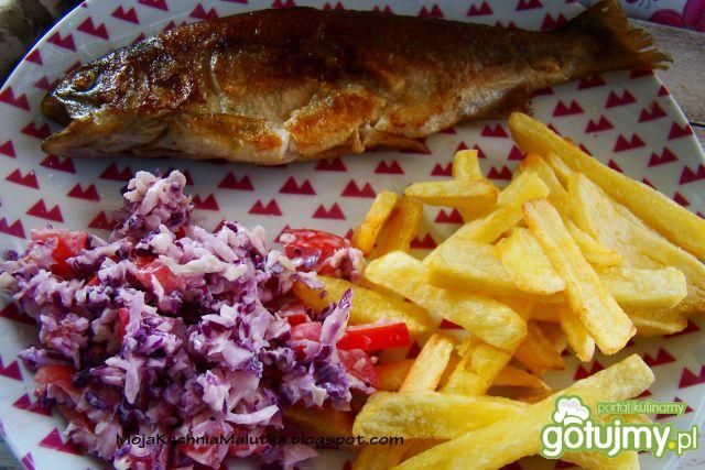 Smażony pstrąg z frytkami  Smażony pstrąg z frytkami
