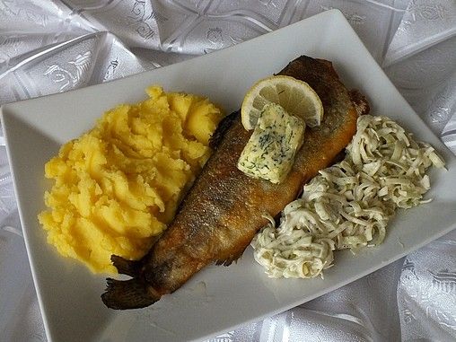 Smażony pstrąg z masłem czosnkowo-koperkowym Smażony pstrąg z masłem czosnkowo-koperkowym