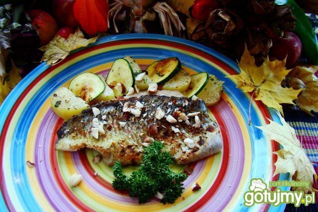 Smażony pstrąg z warzywami i orzechami