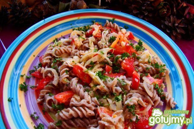 Smażony razowy makaron z jajkiem 