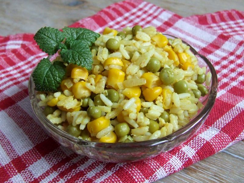 Smażony ryż z kukurydzą i groszkiem