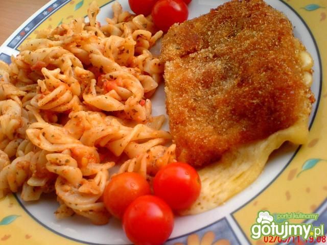 Smażony ser z makaronem i pomidorami