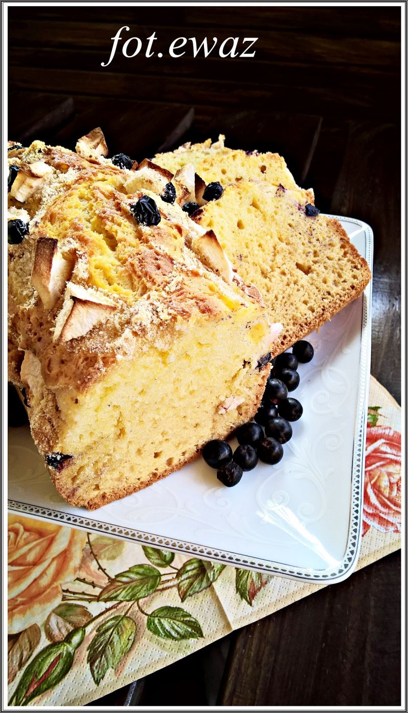 Śmietankowa babka z aronią i jabłkiem Śmietankowa babka z aronią i jabłkiem