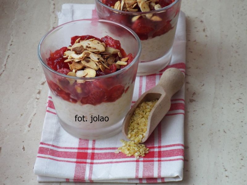 Śmietankowa jaglanka z frużeliną truskawkową