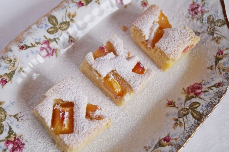 Śmietankowe ciasto z brzoskwiniami