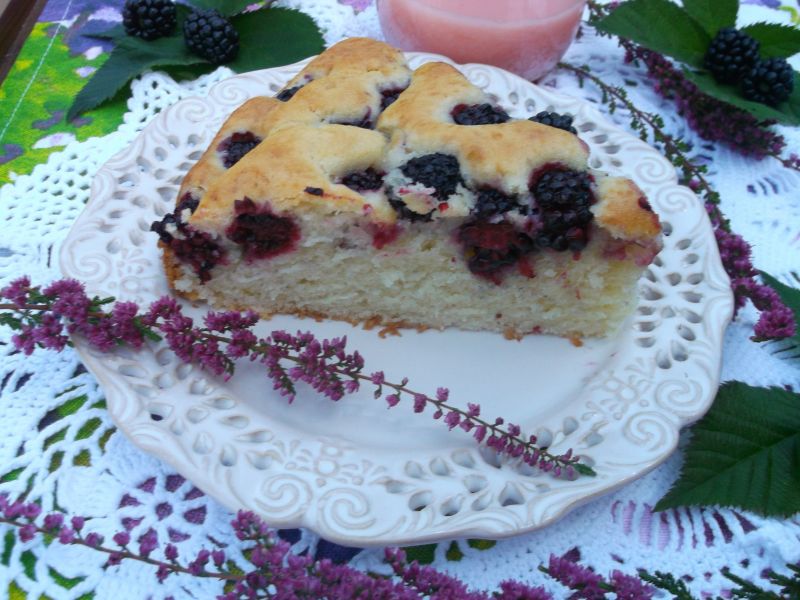 Śmietankowe ciasto z jeżynami