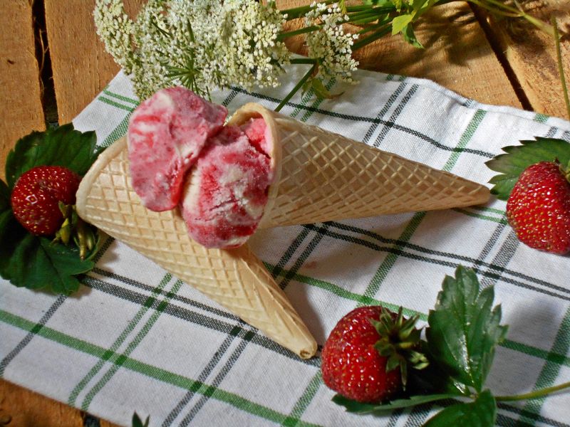 Śmietankowe lody z truskawkami