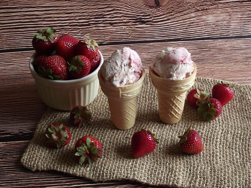 Śmietankowe lody z truskawkami i czekoladą Śmietankowe lody z truskawkami i czekoladą