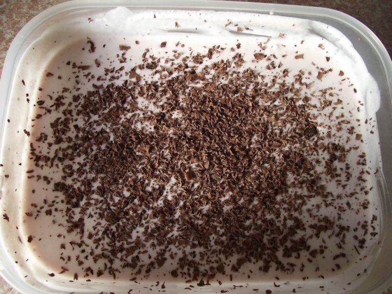 Śmietankowe lody z truskawkami i czekoladą