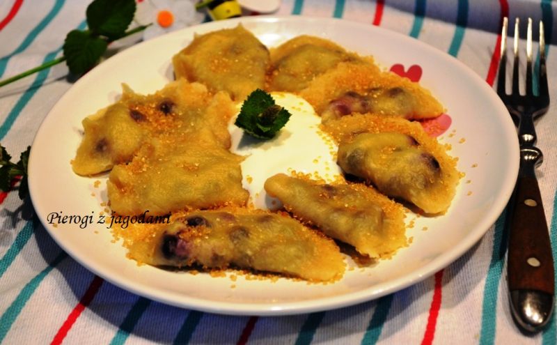 Śmietankowe pierogi z jagodami