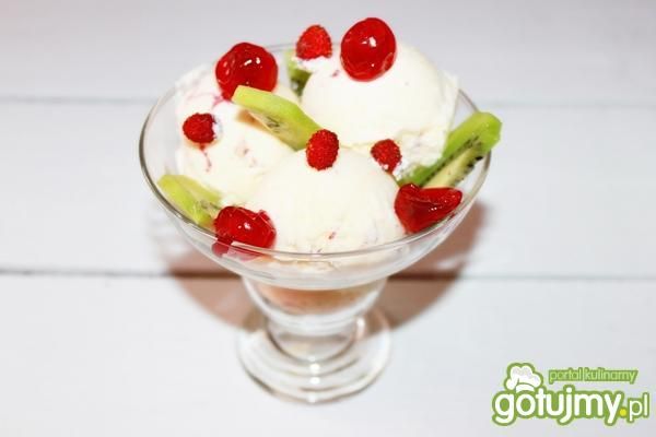 Śmietankowo limonkowe  lody  z poziomkam