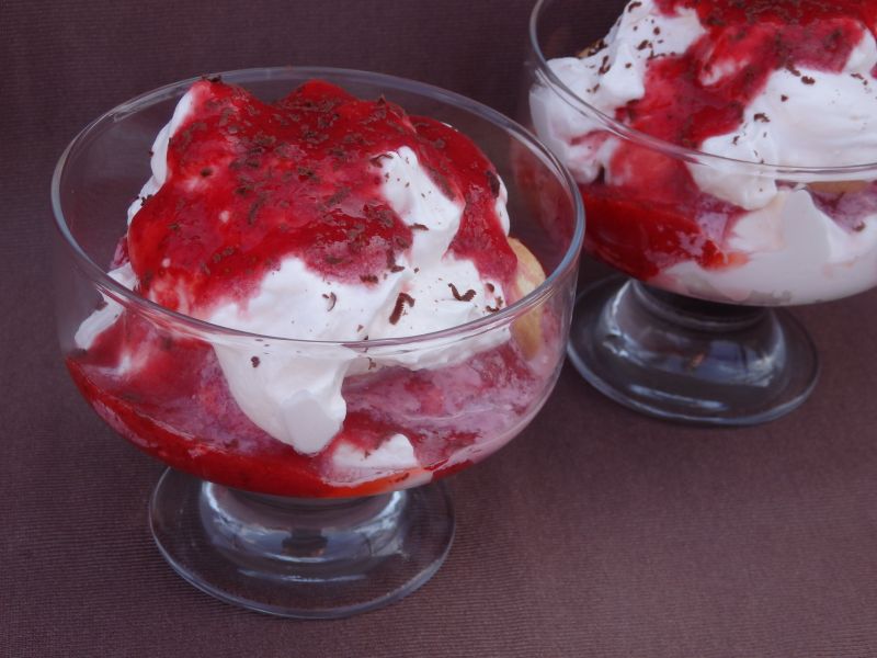 Śmietankowo-truskawkowy deser z procentami Śmietankowo-truskawkowy deser z procentami