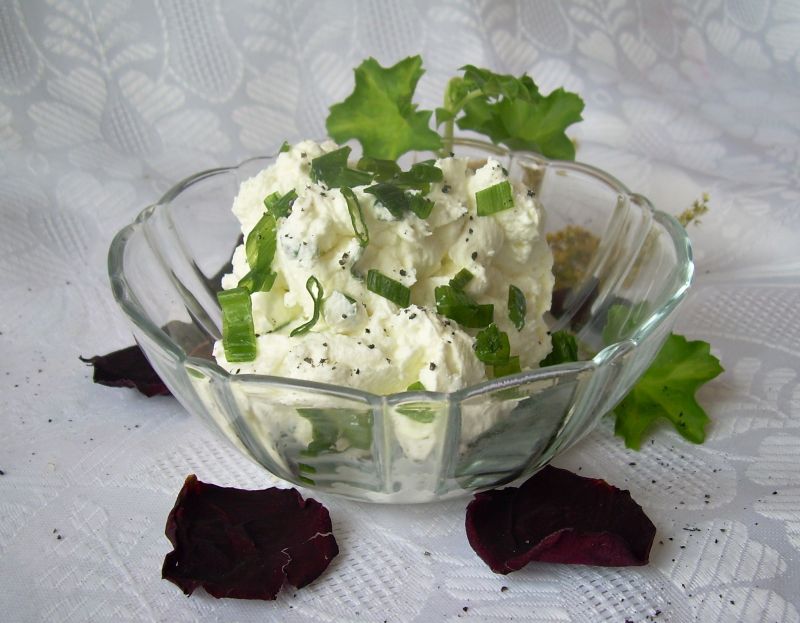 Śmietankowy labneh ze szczypiorkiem 