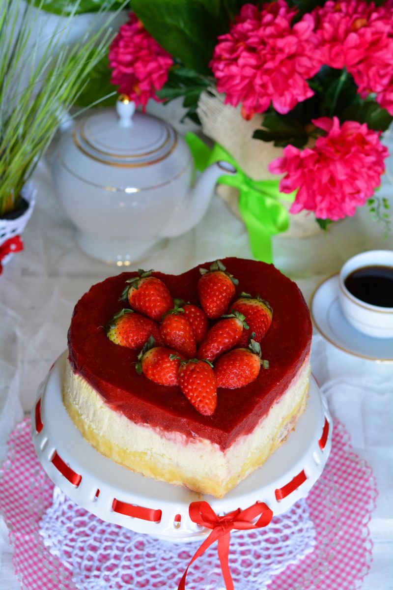 Śmietankowy sernik z musem truskawkowym Śmietankowy sernik z musem truskawkowym