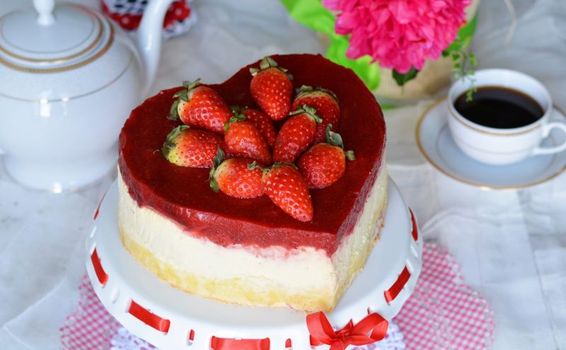 Śmietankowy sernik z musem truskawkowym Śmietankowy sernik z musem truskawkowym