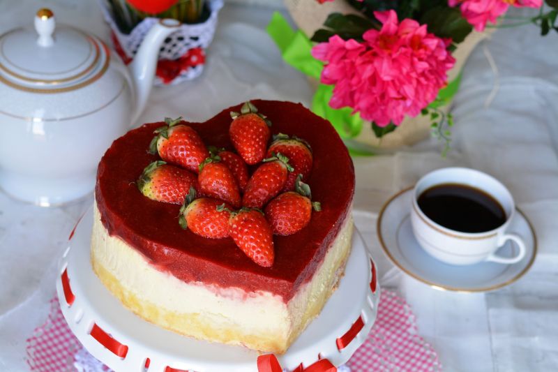 Śmietankowy sernik z musem truskawkowym Śmietankowy sernik z musem truskawkowym