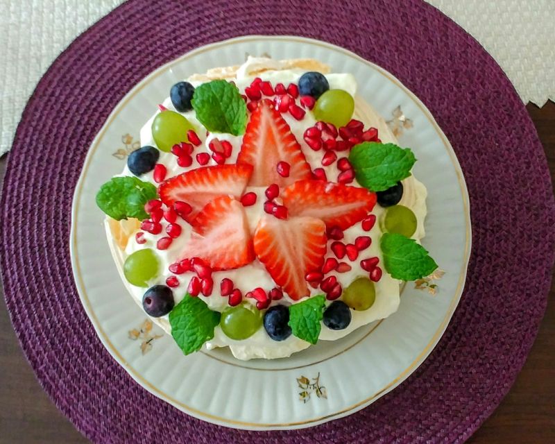 Śmietankowy torcik bezowy z owocami i miętą