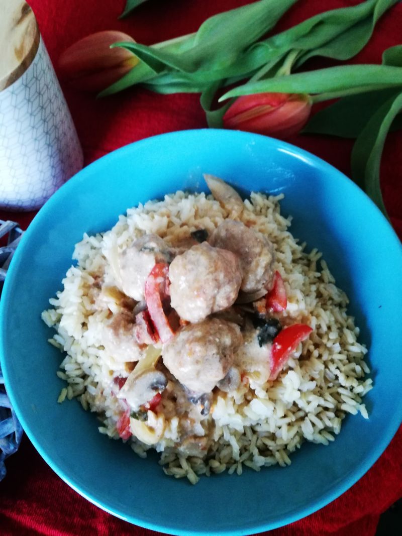 Śmietanowe klopsiki z indyka ze szpinakiem i serem