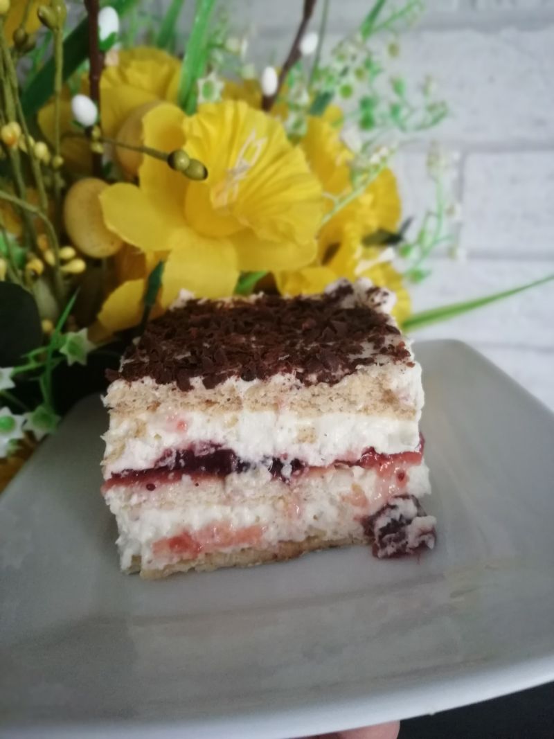 Śmietanowiec na herbatnikach z dżemem Śmietanowiec na herbatnikach z dżemem