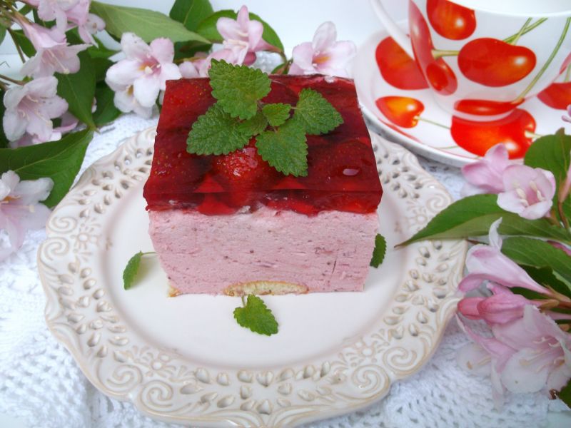 Śmietanowiec na zimno z truskawkami i jagodami Śmietanowiec na zimno z truskawkami i jagodami