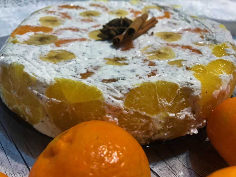 Śmietanowiec straciatella z owocami cytrusowymi