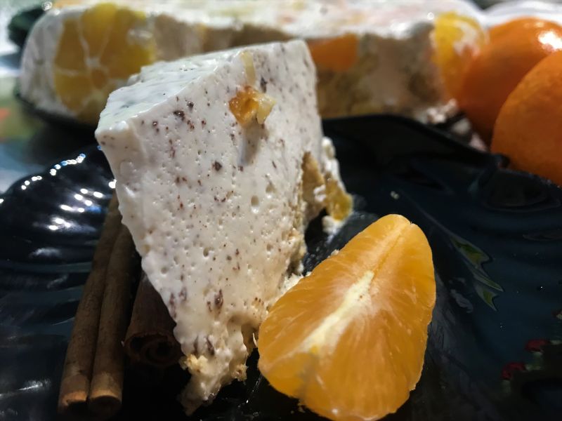 Śmietanowiec straciatella z owocami cytrusowymi