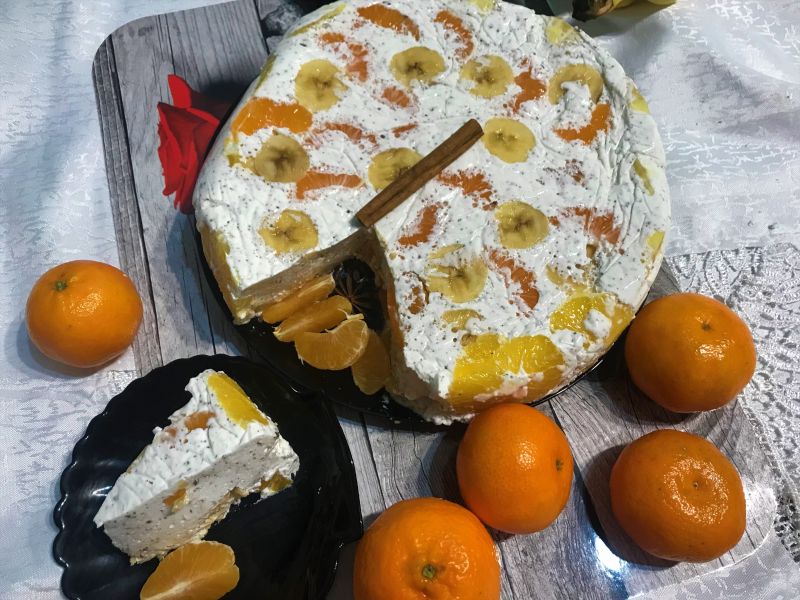 Śmietanowiec straciatella z owocami cytrusowymi