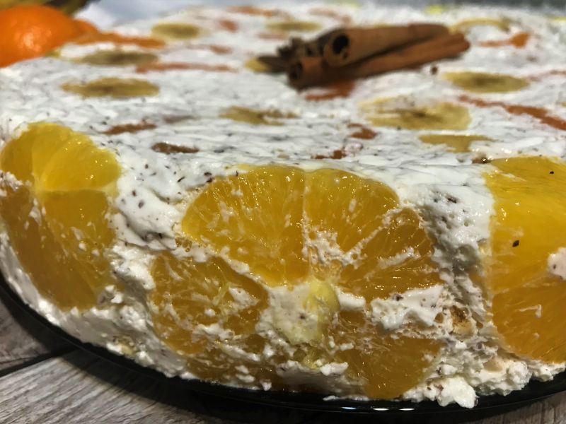 Śmietanowiec straciatella z owocami cytrusowymi