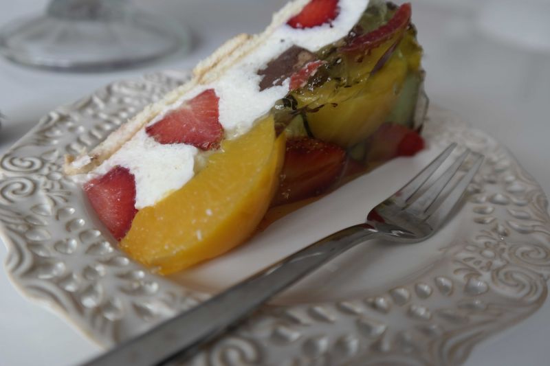 Śmietanowiec z brzoskwiniami i truskawkami