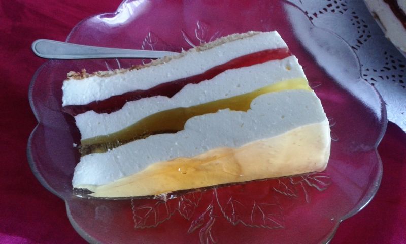 Śmietanowiec z galaretkami