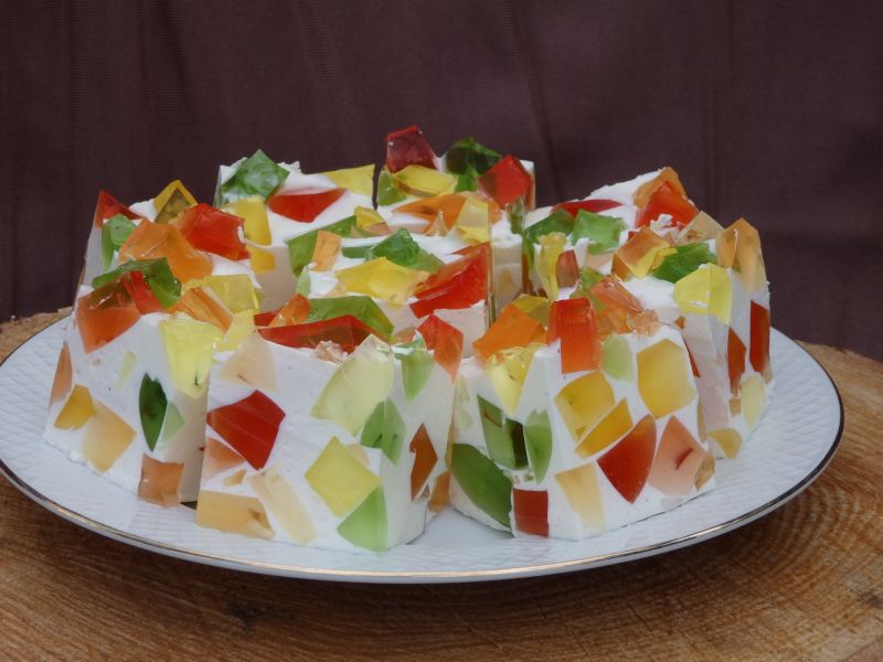 Śmietanowiec z galaretkami 